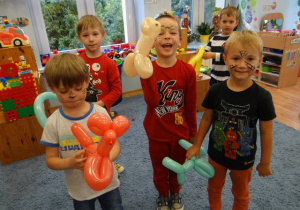 Chłopcy prezentują zwierzątka z balonów.